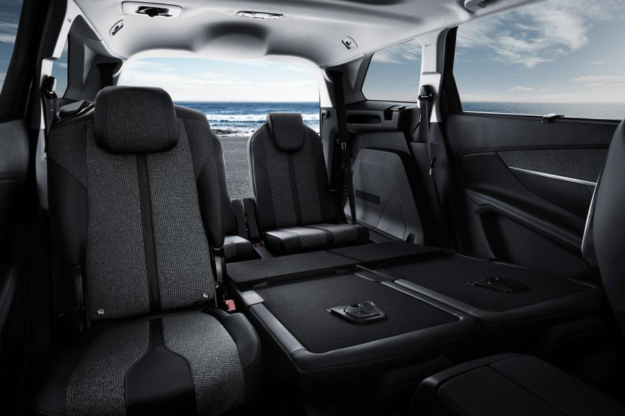 Интерьер Peugeot 5008 2017 года  (WW) (фото 15 из 31)